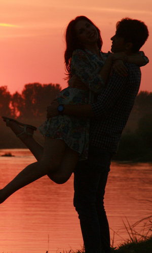 couple hugging image